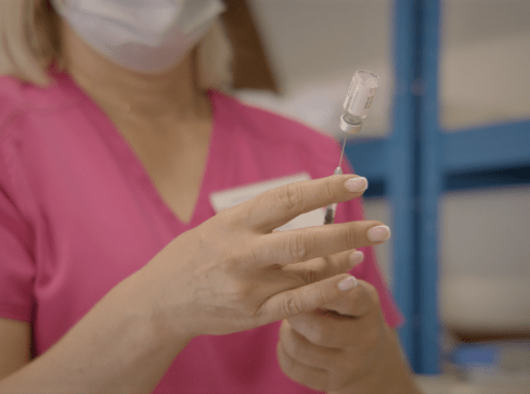 Trzecia dawka dla wszystkich dorosłych. Skąd wziąć skierowanie? - grafika