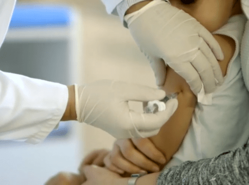 W niedzielę rozpocznie się szczepienie przeciwko koronawirusowi  - grafika