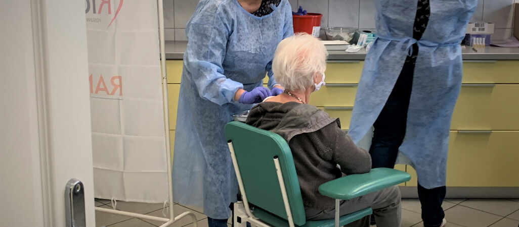 Nowy wariant Covid-19 zwala Polaków z nóg. Szczepionka w grudniu 