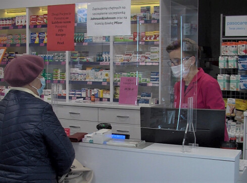 Zakażonych przybywa a punkty wymazowe są często przeciążone  - grafika