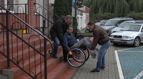 Urzędy pełne są barier architektonicznych  - grafika