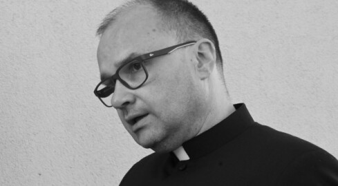 Ksiądz potrącony przez ciężarówkę. Zginął, gdy wracał z kolę - grafika