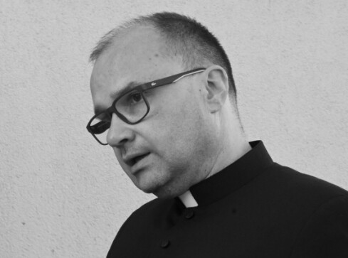 Ksiądz potrącony przez ciężarówkę. Zginął, gdy wracał z kolę - grafika