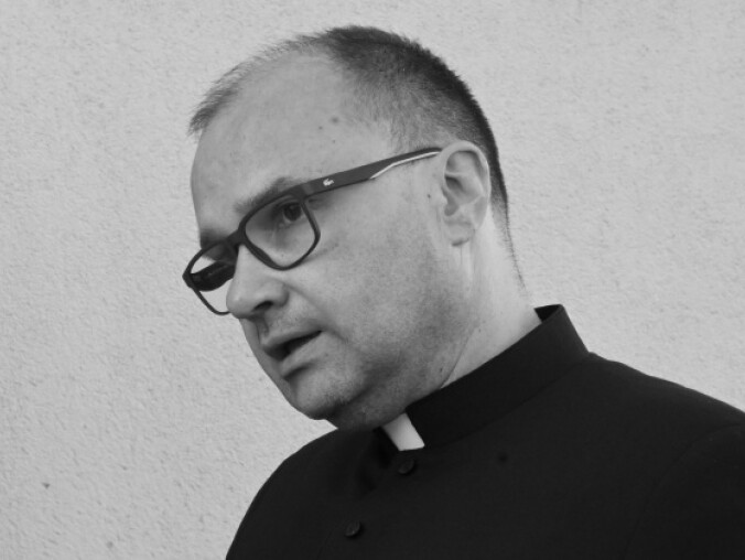 Ksiądz potrącony przez ciężarówkę. Zginął, gdy wracał z kolę - grafika