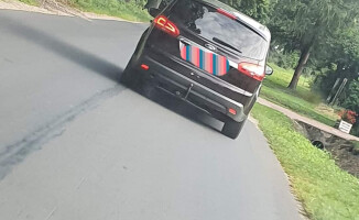 Kot w worku foliowym. Kierowca wyrzucił go z auta 