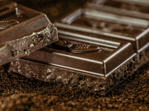 Wypadek w fabryce czekolady. Maszyna wciągnęła dłoń pracownicy  - grafika