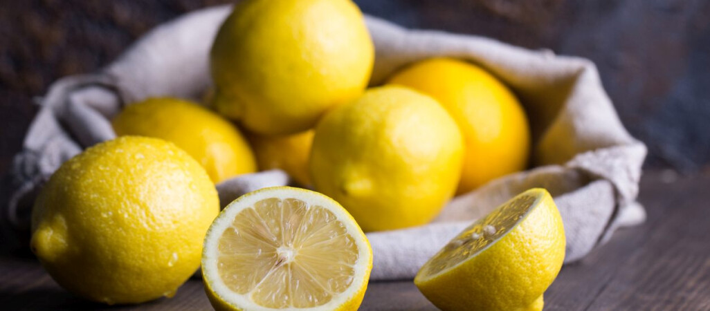 Dlaczego cytrynę koniecznie umyć przed zjedzeniem? Czytajcie etykiety!