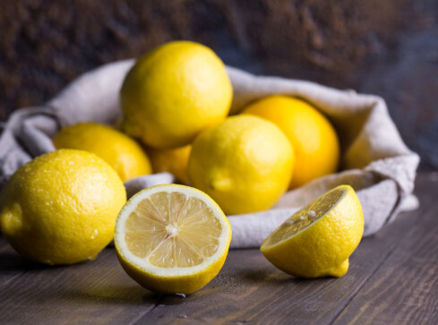 Dlaczego cytrynę koniecznie umyć przed zjedzeniem? Czytajcie etykiet - grafika