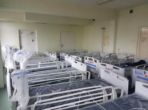 Do szpitali trafiają łóżka „covidowe” i inne urządzenia  - grafika