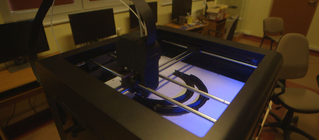 Studenci produkują przyłbice