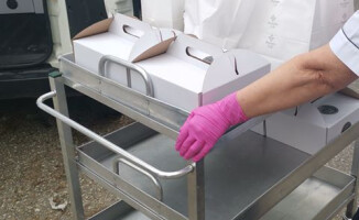 Zawieźli jedzenie lekarzom, pielęgniarkom i ratownikom