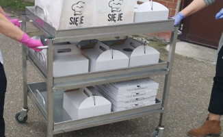 Zawieźli jedzenie lekarzom, pielęgniarkom i ratownikom