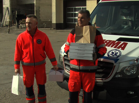 Darmowe posiłki dla pracowników służby zdrowia - VIDEO  - grafika
