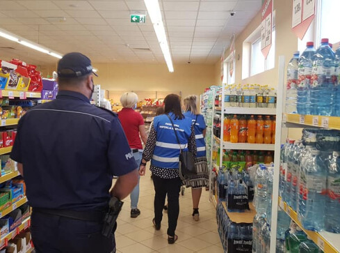 Policja i sanepid kontroluje sklepy  - grafika
