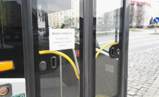 Premier apeluje, by pozostać w domach. Pilanie nie słuchają? 