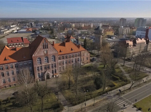 Zobacz Piłę z lotu ptaka i #zostanwdomu - grafika