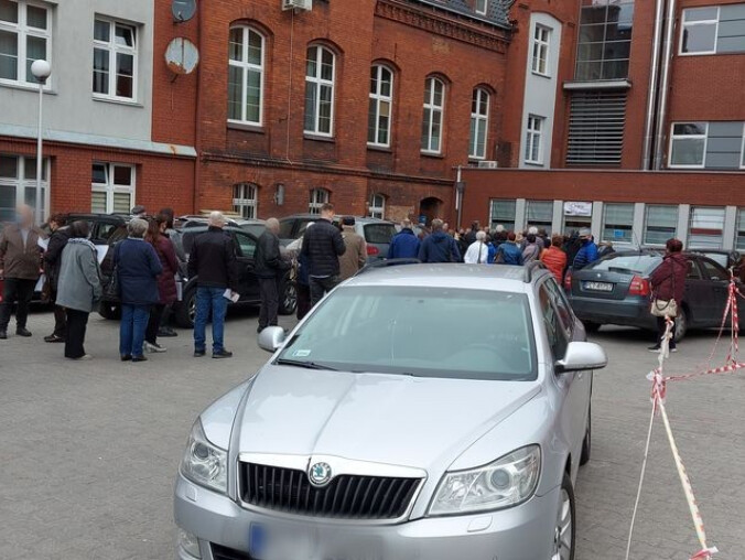 Kolejka przed punktem szczepień w Czarnkowie - grafika