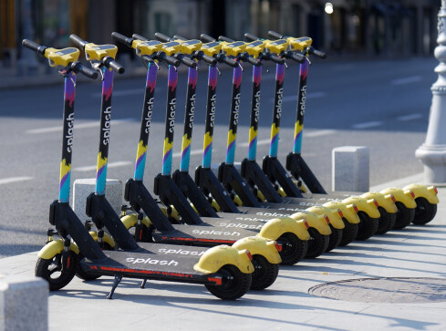 Pijany 20-latek wraz pasażerką na hulajnodze wjechał w płot - grafika