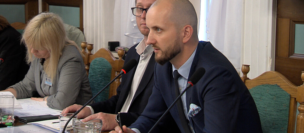 Radni nie ufają Maciejowi Żebrowskiemu