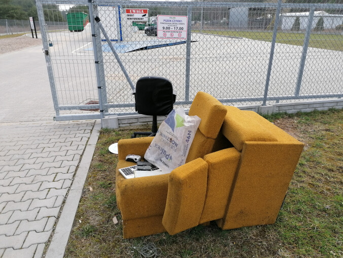 Podrzucają odpady pod bramy PSZOK-ów - grafika