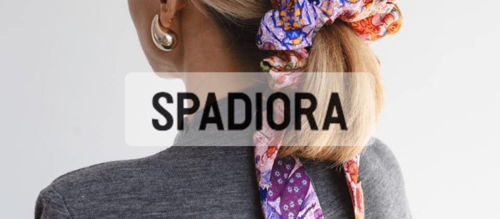 Scrunchie wraca w wielkim stylu. Jakie ozdoby do włosów nosimy jesienią 2026?