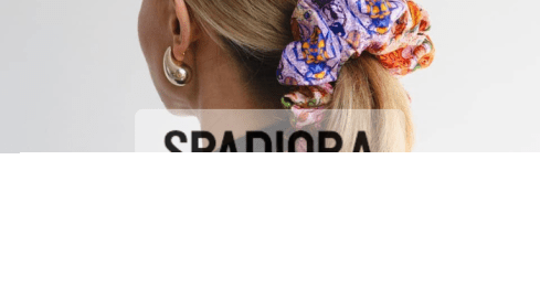 Scrunchie wraca w wielkim stylu. Jakie ozdoby do włosów nosimy jesie - grafika