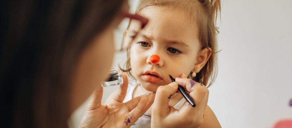 Bezpieczna zabawa w makijaż – jak wybrać odpowiednie produkty dla najmłodszych?