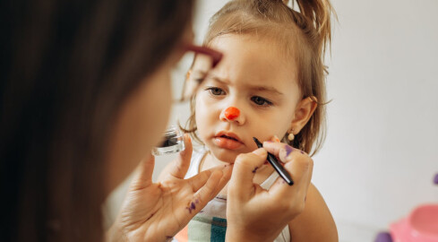 Bezpieczna zabawa w makijaż – jak wybrać odpowiednie produkty dla  - grafika