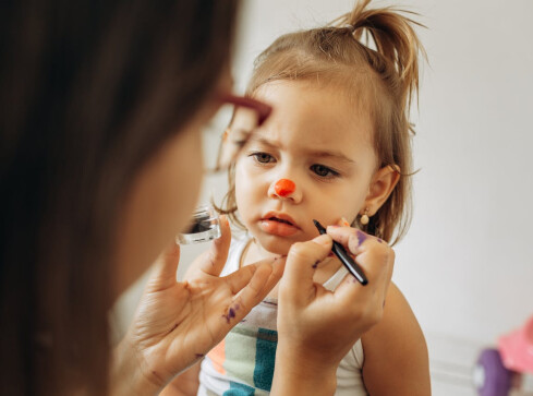 Bezpieczna zabawa w makijaż – jak wybrać odpowiednie produkty dla  - grafika