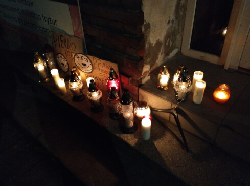 Czarny spacer w Pile  - grafika