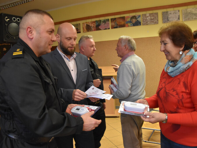 Seniorzy otrzymali 20 czujników tlenku węgla  - grafika