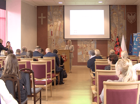 Jak skutecznie chronić ofiary przemocy domowej? - grafika