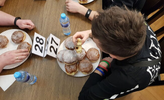 7 minut i 15 sekund - tyle rekordziście zajęło zjedzenie 10 pączków