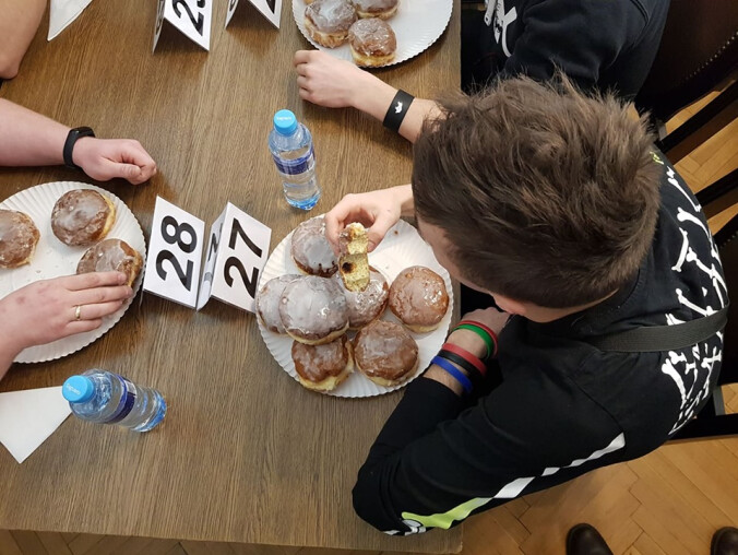 7 minut i 15 sekund - tyle rekordziście zajęło zjedzenie 10 pączk� - grafika