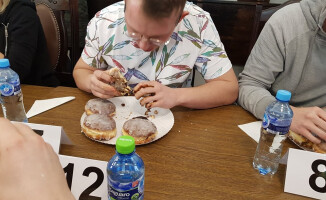 7 minut i 15 sekund - tyle rekordziście zajęło zjedzenie 10 pączków