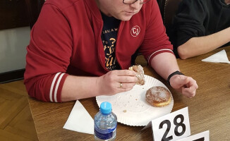 7 minut i 15 sekund - tyle rekordziście zajęło zjedzenie 10 pączków