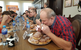 7 minut i 15 sekund - tyle rekordziście zajęło zjedzenie 10 pączków