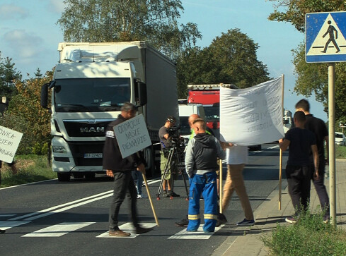 Przedsiębiorcy zablokowali DK10. Nie dostali pieniędzy za prace przy - grafika