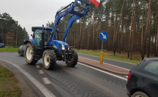 Rolnicy blokują DK11 na odcinku Jastrowie - Podgaje