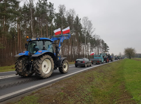 Rolnicy blokują DK11 na odcinku Jastrowie - Podgaje - grafika